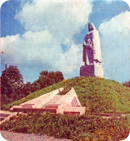 Монумент в Лудзе над захоронением девяти Героев Советского Союза